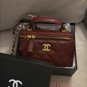 Burgandy شانيل مع الملحقات